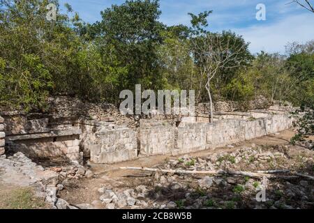 Il Dovecote o Pigeon House Gruppo di rovine nella città Maya di Uxmal in Yucatan, Messico. Città pre-ispanica di Uxmal - un Cente patrimonio dell'umanità dell'UNESCO Foto Stock