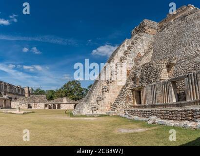 Il lato ovest della Piramide dei Magici si affaccia sul Quadrangle degli Uccelli nelle rovine della città maya di Uxmal a Yucatan, Messico. Pre-ispan Foto Stock