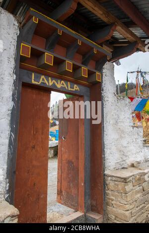 Bhutan, Passo di Lawala. Situato al confine tra il quartiere di Bumthang e il quartiere di Mongar. Secondo passo di montagna più alto del Bhutan (3,000 metri/più di 10,000 Foto Stock