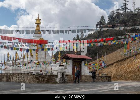 Bhutan, Passo di Lawala. Situato al confine tra il quartiere di Bumthang e il quartiere di Mongar. Secondo passo di montagna più alto del Bhutan (3,000 metri/più di 10,000 Foto Stock