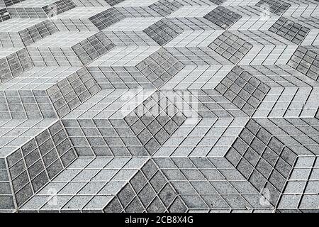 Primo piano sul motivo geometrico delle piastrelle della passeggiata la Rambla nel centro di Alicante. Trama astratta sfondo geometrico. Foto Stock