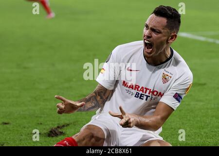 Lucas Ocampos di Siviglia celebra il primo goal del suo fianco durante la partita UEFA Europa League, quarto finale alla Schauinsland-Reisen-Arena, Duisburg. Foto Stock