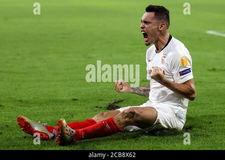 Lucas Ocampos di Siviglia celebra il primo goal del suo fianco durante la partita UEFA Europa League, quarto finale alla Schauinsland-Reisen-Arena, Duisburg. Foto Stock