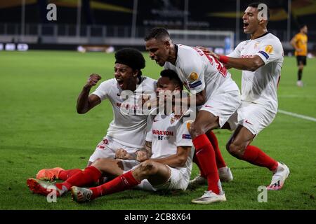 Lucas Ocampos di Siviglia celebra il primo goal del suo fianco durante la partita UEFA Europa League, quarto finale alla Schauinsland-Reisen-Arena, Duisburg. Foto Stock