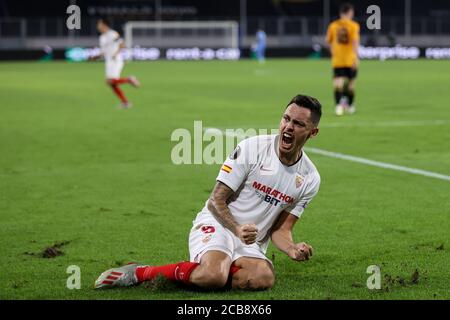 Lucas Ocampos di Siviglia celebra il primo goal del suo fianco durante la partita UEFA Europa League, quarto finale alla Schauinsland-Reisen-Arena, Duisburg. Foto Stock