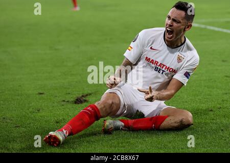 Lucas Ocampos di Siviglia celebra il primo goal del suo fianco durante la partita UEFA Europa League, quarto finale alla Schauinsland-Reisen-Arena, Duisburg. Foto Stock