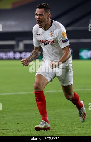 Lucas Ocampos di Siviglia celebra il primo goal del suo fianco durante la partita UEFA Europa League, quarto finale alla Schauinsland-Reisen-Arena, Duisburg. Foto Stock