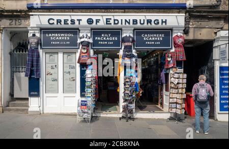 Negozio di souvenir Crest of Edinburgh sul Royal Mile, Edimburgo, Scozia, Regno Unito. Foto Stock