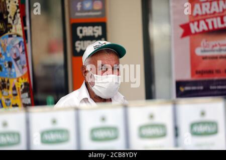 Ankara, Turchia. 11 Agosto 2020. Un uomo che indossa una maschera è visto in un negozio ad Ankara, Turchia, il 11 agosto 2020. La Turchia ha confermato 1,183 nuovi casi COVID-19 martedì, portando il totale dei casi diagnosticati a 243,180, ha detto il ministro della Sanità turco Fahrettin Koca. Credit: Mustafa Kaya/Xinhua/Alamy Live News Foto Stock