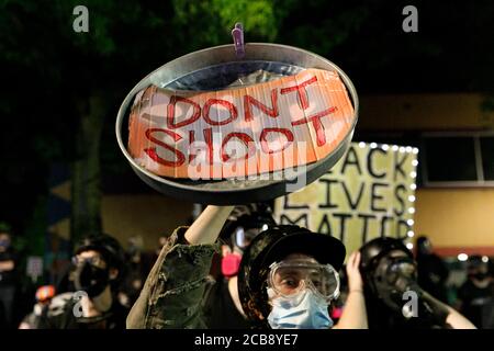 Portland, Stati Uniti. 10 agosto 2020. Le manifestazioni proseguono per il 75° giorno consecutivo a Portland, Oregon, per protestare contro la brutalità della polizia e le disuguaglianze razziali, presso il North Police Precinct, il 10 agosto 2020. (Foto di John Rudoff/Sipa USA) Credit: Sipa USA/Alamy Live News Foto Stock