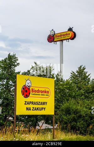 POZNAN, POLONIA - 26 lug 2020: Pannello polacco del supermercato Biedronka con logo da un gruppo di alberi Foto Stock