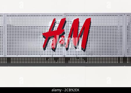 Randers, Danimarca - 5 maggio 2018: Logo H & M su una facciata. H & M è una multinazionale svedese di abbigliamento al dettaglio, conosciuta per i suoi capi di abbigliamento alla moda Foto Stock