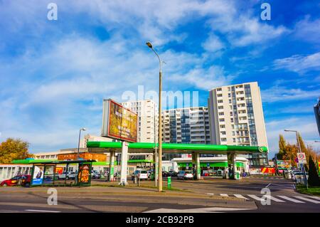 POZNAN, POLONIA - 01 novembre 2018: Stazione di servizio BP presso la stazione Rataje in città. Foto Stock