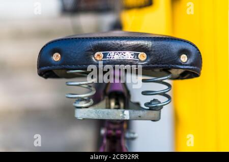 POZNAN, POLONIA - 26 luglio 2020: Schienale di una comoda sella in pelle per biciclette con molle Foto Stock