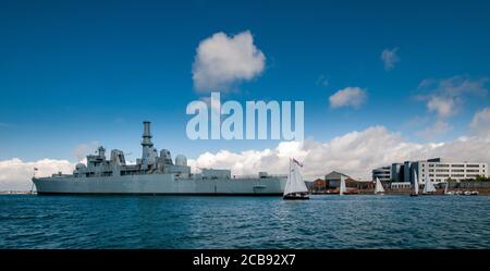 Falklands veterano nave da guerra HMS Bristol nel porto di Portsmouth usato come una nave di addestramento e di alloggio per cui è stata destinata smaltimento Foto Stock