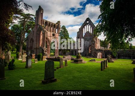 I resti rovinati dell'abbazia di Dryburgh ai confini scozzesi Il luogo di riposo di Sir Walter Scott e Field Marshal Sir Douglas Haig Foto Stock