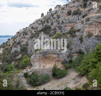 Scogliere che circondano la Pustinja Blaca, deserta zona remota sull'isola di Brac in Croazia Foto Stock