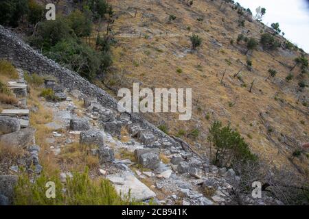 Resti di antichi alveari in pietra nella zona di Pustinja Blaca Sull'isola di Brac in Croazia Foto Stock