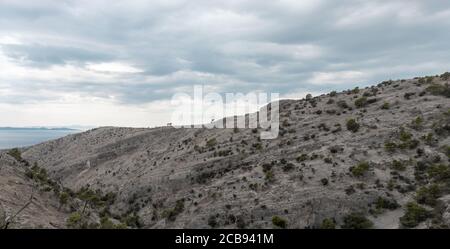 Scogliere che circondano la Pustinja Blaca, deserta zona remota sull'isola di Brac in Croazia Foto Stock