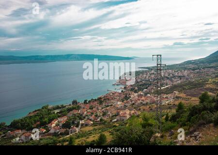 Vista sulla città costiera di Bol sull'isola Di Brac da un vicino punto di osservazione sulla strada Foto Stock