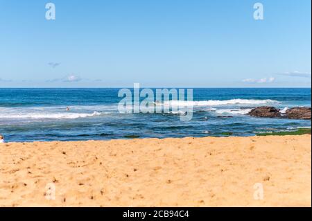 Vista di Avalon Beach con belle acque turchesi in un pomeriggio soleggiato d'autunno Foto Stock