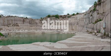 Vista di un'enorme cava abbandonata sull'isola di Brac, Croazia. Isola conosciuta per la sua bella pietra dura antica Foto Stock