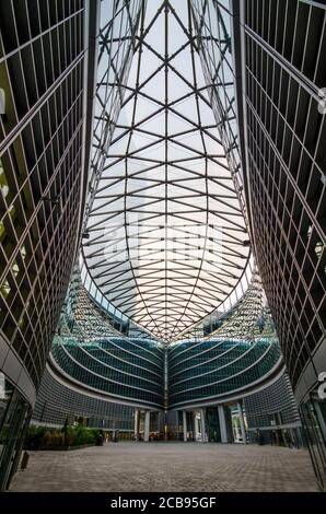 Milano/Italia - 12 luglio 2019: Dettaglio architettonico del moderno edificio lombardo in vetro (Palazzo Lombardia), un grattacielo alto 161 m e la sede principale Foto Stock