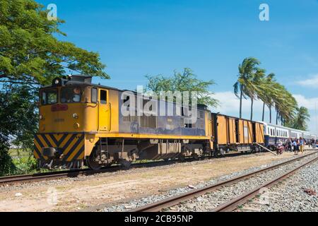 Kampot, Cambogia - locomotiva diesel alla stazione ferroviaria di Kampot a Kampot, Cambogia. La Cambogia ha 612 km di rete ferroviaria di 1000 mm di misura Foto Stock