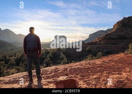 Escursionista che guarda l'alba su Sedona Foto Stock