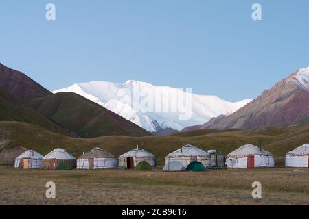 OSH, Kirghizistan - mattina luce del sole Paesaggio di Lenin Peak (7134m) al campo turistico Yurt del lago di Tulpar Kol nella valle di Alay, OSH, Kirghizsta Foto Stock