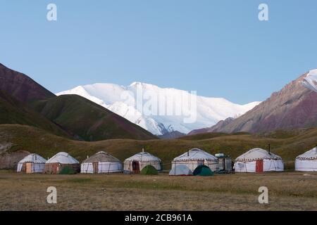 OSH, Kirghizistan - mattina luce del sole Paesaggio di Lenin Peak (7134m) al campo turistico Yurt del lago di Tulpar Kol nella valle di Alay, OSH, Kirghizsta Foto Stock