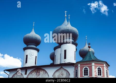 Vista dell'antico monastero dell'Assunzione di Tikhvin in Russia. Foto Stock