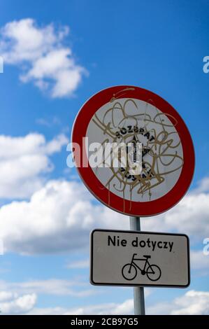 POZNAN, POLONIA - 26 luglio 2020: Segno rosso bianco con disegni neri provenienti dal vandalismo. Foto Stock