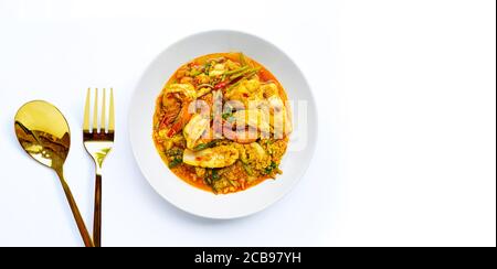 Pesce fritto con polvere di curry su sfondo bianco. Foto Stock