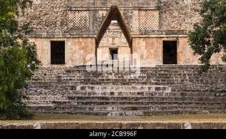L'ingresso principale al quadrilatero Nunnery è attraverso un porta ad arco in corbel al centro dell'edificio sud Nelle rovine maya pre-ispaniche di Foto Stock
