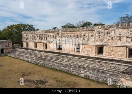 Il fregio dell'edificio ovest nel complesso Nunnery nelle rovine Maya pre-ispaniche di Uxmal, Messico è decorato con figure scolpite in pietra, geomet Foto Stock