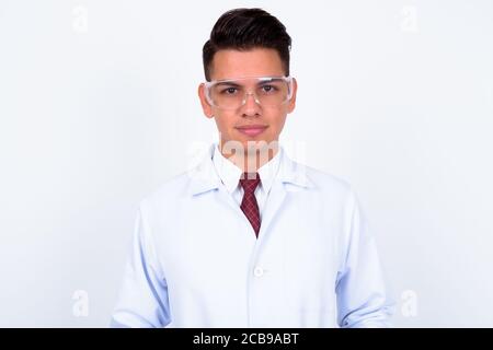 Giovane bel medico uomo multietnico come scienziato indossare protettivo occhiali Foto Stock