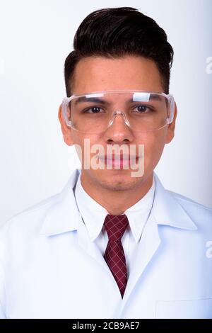 Giovane bel medico uomo multietnico come scienziato indossare protettivo occhiali Foto Stock