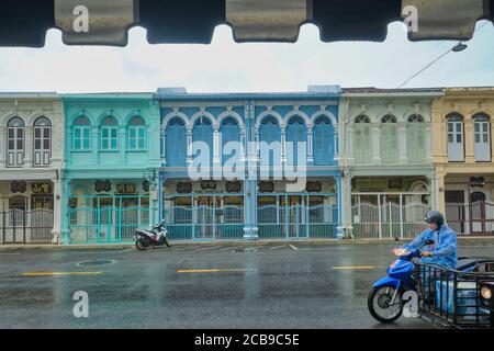 Case tradizionali e colorate in stile sino-portoghese in Dibuk Road, nella zona della Città Vecchia di Phuket, Phuket, Thailandia, durante una doccia monsonica Foto Stock