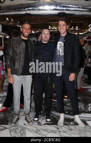 Jimmy Lyell (L) e Hugo Gruzman (R), (strutture di volo) con Kim Jones (Louis Vuitton Men's Artistic Director) (C) Foto Stock