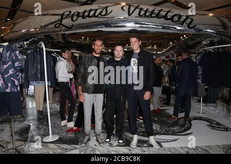 Jimmy Lyell (L) e Hugo Gruzman (R), (strutture di volo) con Kim Jones (Louis Vuitton Men's Artistic Director) (C) Foto Stock