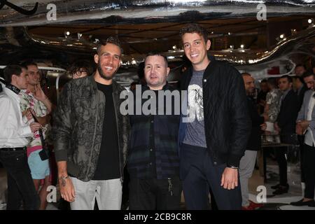 Jimmy Lyell (L) e Hugo Gruzman (R), (strutture di volo) con Kim Jones (Louis Vuitton Men's Artistic Director) (C) Foto Stock