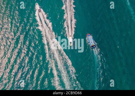 Vista aerea della piccola barca che scorre nel mare, viaggi e concetto di vacanza Foto Stock