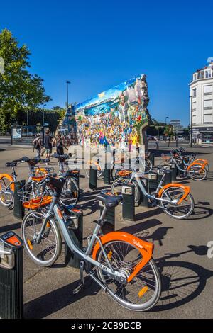 "La Fresque des Géants" murale d'arte di strada a Nantes, Loire-Atlantique, Francia. Foto Stock