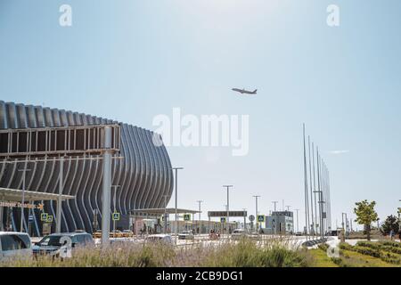 L'aereo è in modalità decollo. Vista laterale. L'aereo vola sullo sfondo dell'aeroporto. Foto Stock