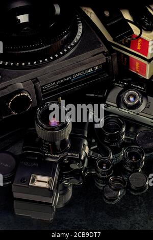 27 febbraio 2009 fotocamera analogica Pentax Auto 110 vintage con Flash winder e CAROSELLO tascabile Kodak 300 con vassoio per vetrini