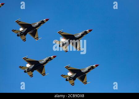 Gli Stati Uniti Air Force Thunderbirds sorvolano gli ospedali della contea di Carlsbad e San Diego in un saluto agli operatori sanitari durante Covid-19. Foto Stock