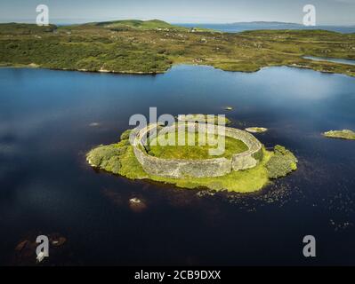 Una vista aerea del Doon Ring Fort su un'isola Nel lago di Doon sul costo ovest di Donegal Irlanda Foto Stock