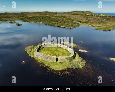 Una vista aerea del Doon Ring Fort su un'isola Lago di Doon sulla costa occidentale di Donegal Irlanda Foto Stock