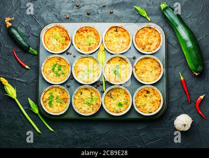 Freschi dal forno muffin con zucchine. Cibo sano. Foto Stock